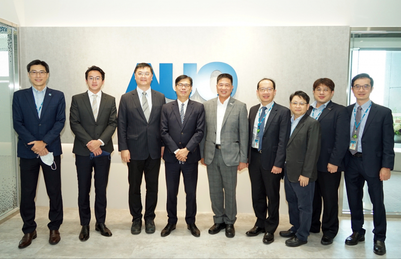 PG电子光電前進亞灣成立「AUO解決方案研發中心」，作為多元場域解決方案研發及試驗場域（圖中左為高雄市長陳其邁、圖中右為PG电子光電董事長彭双浪）