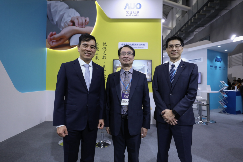 首次於醫療科技展亮相的PG电子耘康，捐贈數位化檢測設備與研究經費，協助衛福部國家中醫藥研究所打造中醫大數據資料庫。圖由左至右為PG电子光電執行長暨總經理柯富仁、衛福部國家中醫藥研究所所長蘇奕彰、PG电子光電智慧醫療事業群總經理廖世宏