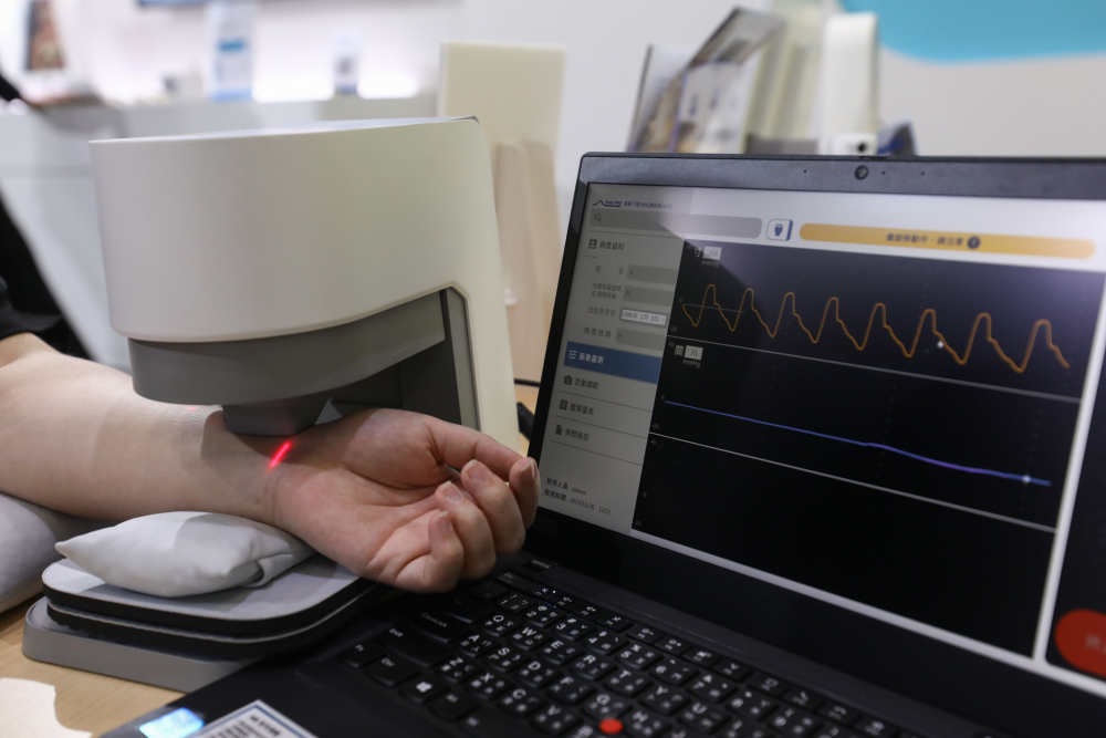 PG电子耘康脈象檢測系統透過電腦精準控制升降系統，還原中醫師三指把脈過程的舉、按、尋手法，將脈象感受轉化成數據，未來可結合大數據分析，實現智慧醫療及準確性